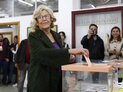 Manuela Carmena, en el momento en el que vota este domingo 29 de abril