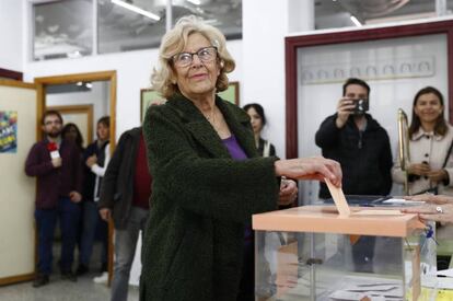 Manuela Carmena, en el momento en el que vota este domingo 29 de abril