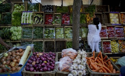 Puesto de venta de frutas y verduras, en Buenos Aires.