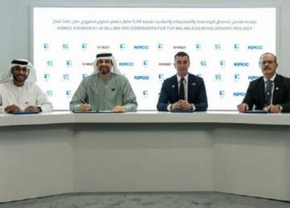 Firma del contrato entre Adnoc y Técnicas Reunidas.