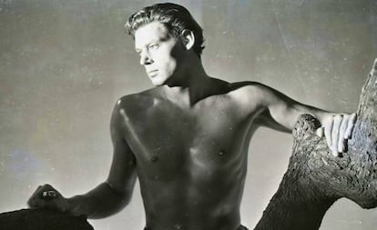 Habían pasado quince años desde que el primer Tarzán había hecho acto de presencia en Hollywood, ahora, un atleta nadador olímpico, Johnny Weissmuller, era el escogido para interpretar al héroe de la jungla despojado de pelucas y pieles de leopardos de guardarropía por un sexy taparrabos y unas excepcionales dotes físicas. El mito contemporáneo acababa de nacer y con él su iconografía y gusto de imaginería clásica. Para acompañarlo, una joven actriz Maureen O’ Sullivan luciendo belleza carnal antes de la entrada del Código Hays.