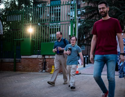 Bruno, con un botellín lleno de agua, entra en el colegio Lepanto, en el distrito de Moncloa-Aravaca, donde pasará 12 horas como segundo vocal de mesa. Le acompaña su padre, Juan. Han llegado en coche hasta el centro poco antes de las ocho de la mañana, hora a la que están convocados los miembros de la mesa, todavía con el sueño en el cuerpo.