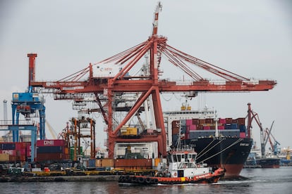 Un remolcador pasa por la Terminal Internacional de Contenedores en el puerto de Tanjung Priok, Yakarta (Indonesia), el 9 de julio de 2025.