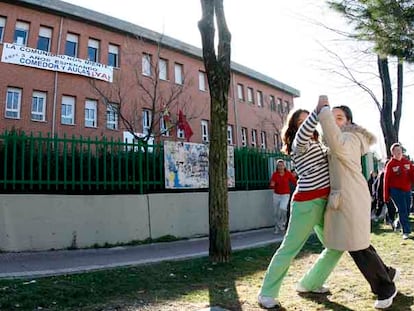 Unas niñas juegan frente al colegio público de Getafe Manuel Núñez de Arenas.