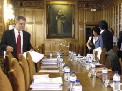 El ministro Mariano Fernández Bermejo, a la izquierda, antes de la reunión con los sindicatos.