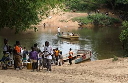 Varios viajeros cruzan un río en Liberia, uno de los países más pobres de África subsahariana.