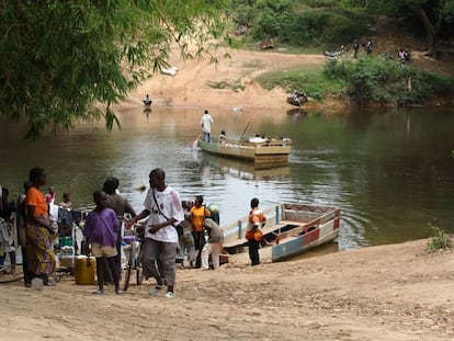 Varios viajeros cruzan un r&iacute;o en Liberia, uno de los pa&iacute;ses m&aacute;s pobres de &Aacute;frica subsahariana.