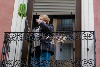 'Fregonada de Lavapiés', gesto que realizan los vecinos agitando fregonas desde sus balcones para "limpiar el virus"