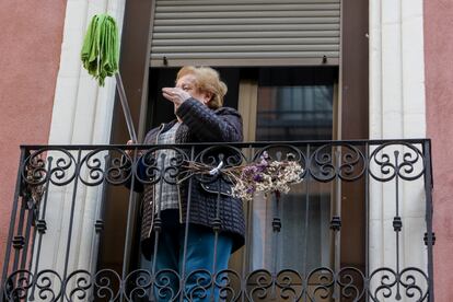 'Fregonada de Lavapiés', gesto que realizan los vecinos agitando fregonas desde sus balcones para "limpiar el virus" 