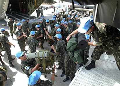 Un batallón brasileño de <i>cascos azules</i> desembarca ayer en Puerto Príncipe.
