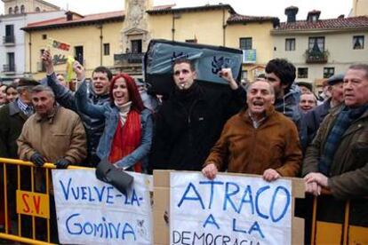 Vecinos de León congregados en la plaza de San Marcelo, frente al Ayuntamiento.