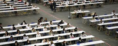 Ex&aacute;menes de las oposiciones a profesores de Ense&ntilde;anza Secundaria en el BEC de Barakaldo ( Vizcaya) en 2007. 