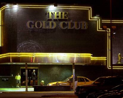 En el año 2001 el Departamento de Justicia de los Estados Unidos investigó al club de 'striptease' Gold, de Atlanta, por un asunto de fraude fiscal y corrupción policial. Y, tirando del hilo, se encontraron una lista de jugadores profesionales de varios deportes que habían recibido favores sexuales con objeto de promocionar el club. Entre los implicados, estaban las estrellas de la NBA Patrick Ewing, Dennis Rodman, Terrel Davis, Jamal Anderson y Dikembe Mutombo. En el transcurso del juicio, se supo además que los Knicks de Nueva York habían fletado un autobús con bailarinas del Gold para que se reunieran con ellos. Según las chicas implicadas, el dueño del club, Steve Kaplan, propiciaba estos encuentros con dos objetivos: conseguir promoción del club y buenas localidades para los partidos. En la imagen, la puerta principal de The Gold Club en abril de 2011.