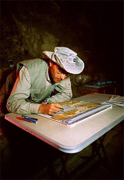 José Manuel Galán estudia sobre el terreno los fragmentos de la Tabla del Aprendiz.