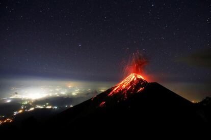 Fotografía del Volcán de Fuego desde un campamento en una ladera del Volcán de Acatenango (Guatemala). Según la Coordinadora Nacional para la Reducción de Desastres (CONRED), el volcán presentó este jueves de siete a diez explosiones por hora con características moderadas y fuertes y columnas de ceniza a una altura aproximada de 5.000 metros sobre el nivel del mar.