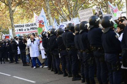 Policías rodean la Asamblea de Madrid para evitar el paso de los manifestantes.