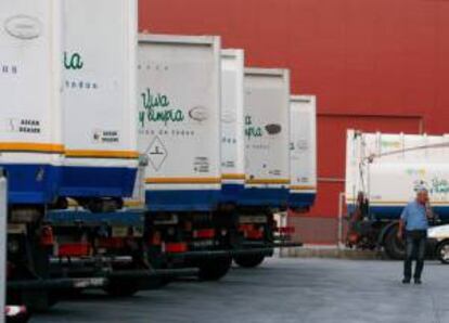 Los camiones del servicio de recogida de basuras de Santander en las cocheras tras la huelga indefinida declarada hoy por los trabajadores de la concesionaria del servicio de limpieza de la capital cántabra al no llegar a un acuerdo sobre su situación laboral con la empresa (Ascan-Geaser).