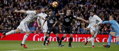 El centrocampista colombiano del Real Madrid James Rodríguez intenta rematar de cabeza ante el portero polaco Przemyslaw Tyton del Deportivo.