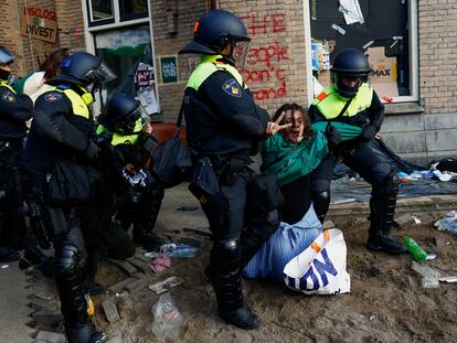 Agentes de policía desalojan a participantes en una protesta por la guerra de Gaza en la Universidad de Amsterdam, el 8 de mayo de 2024.