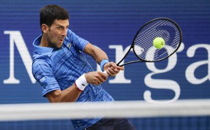 Djokovic devuelve la pelota durante el partido contra Carballés en Nueva York.