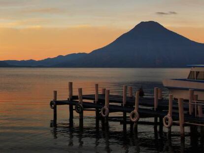 El lago Atitlán, en Guatemala, es uno de los principales destinos turísticos del país.