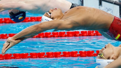 Hugo González se lanza a la piscina de La Defense en la prueba de 200 metros espalda.