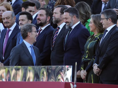 El líder del PP, Alberto Núñez Feijóo, y el de Vox, Santiago Abascal, se sonríen en el desfile del 12 de Octubre celebrado este miércoles en Madrid.