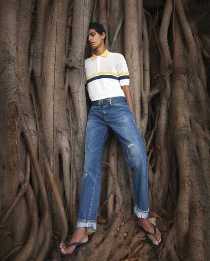 Los árboles en São Paulo no tienen nada que ver con los plátanos de sombra de Madrid. Aquí, el modelo viste polo Lacoste, vaqueros Levi's, cinturón Mango Man y chanclas Havaianas.