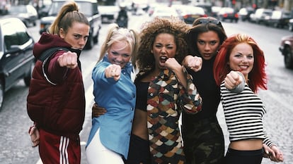 As Spice Girls em Paris em setembro de 1996. Da esquerda para a direita: Melanie Chisholm, Emma Bunton, Melanie Brown, Victoria Beckham e Geri Halliwell.