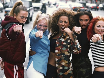 Spice Girls, en París en septiembre de 1996. De izquierda a derecha: Melanie Chisholm, Emma Bunton, Melanie Brown, Victoria Beckham y Geri Halliwell