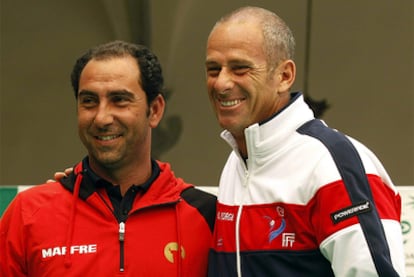 Albert Costa y Guy Forget posan durante el sorteo de emparejamientos.