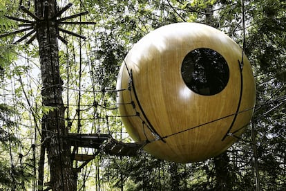 En Columbia Británica (Canadá) se puede vivir la experiencia única de dormir en una esfera suspendida en el aire. Totalmente equipada, esta cabaña se balancea suavemente cuando sopla el viento.