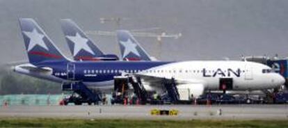 Fotografía de archivo que muestra a varios aviones de la compañía aérea de Chile LAN en el aeropuerto Arturo Merino Benitez en Santiago de Chile (Chile). EFE/Archivo