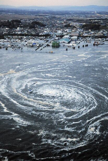 Un remolino gigante cerca de la ciudad de Oarai, al noreste de Japón. Un tsunami de 10 metros golpeó la costa japonesa arrasando casas, carreteras y campos de cultivo.