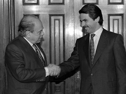 José María Aznar y Jordi Pujol ratificaban con un apretón de manos el pacto del Majestic, en 1996.
