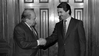 José María Aznar y Jordi Pujol ratificaban con un apretón de manos el pacto del Majestic, en 1996.