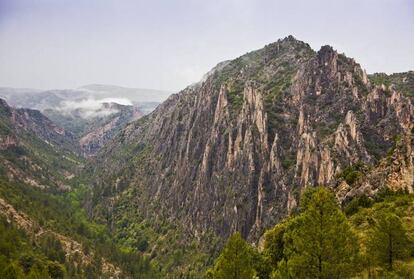 Desde las alturas de Gúdar hasta el límite con el Bajo Aragón, el río Guadalope articula un paisaje de montañas, crestas y cañones donde una vez estuvo el mar de Tethys y vivieron monstruos como el Elasmosaurus. Sus huellas, y las de otros dinosaurios del Jurásico y el Cretácico, se pueden seguir por los cerca de 70 yacimientos paleontológicos catalogados en el geoparque del Maestrazgo. / www.geoparquemaestrazgo.com