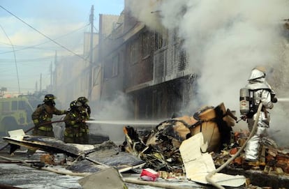 Los bomberos trabajan en las tareas de rescate.