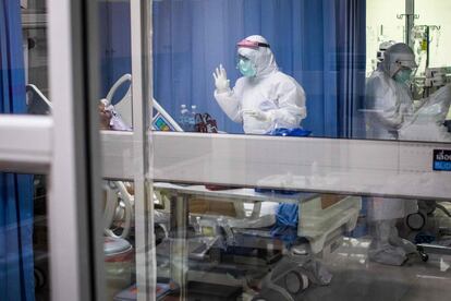 Una enfermera atiende a un paciente en la unidad de cuidados intensivos del Hospital Vibhavadi de Bangkok (Tailandia).