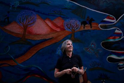 La poeta y escritora Eileen Myles, en el callejón Jack Kerouac de San Francisco el 16 de octubre de 2017.