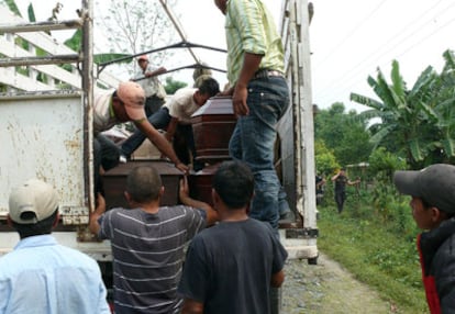 Familiares y amigos trasladan los cuerpos de algunos de los jornaleros asesinados el 13 de mayo en Guatemala