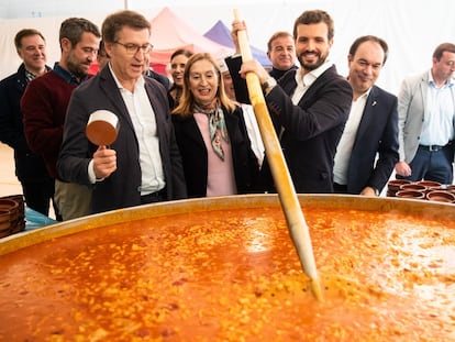 Desde la izquierda, Alberto Núñez Feijóo, Ana Pastor y Pablo Casado, cocinan un caldero en un acto electoral en Lalín (Pontevedra), en noviembre de 2019.