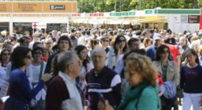 Visitantes en la Feria del Libro de Madrid. EFE/Archivo