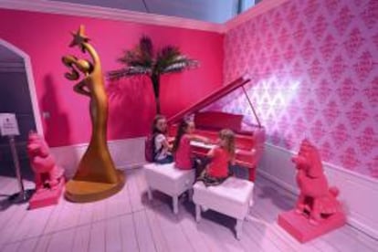 Tres niñas tocan un piano rosa en el interior de una de las salas de la recién inaugurada "Barbie Dreamhouse Experience" (Experiencia en la casa de los sueños de Barbie), en Berlín, Alemania, hoy, jueves 16 de mayo de 2013. La instalación permanecerá abierta al público durante los próximos tres meses.