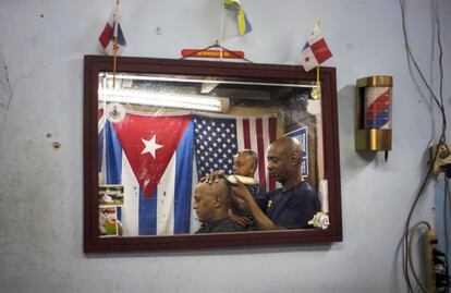 Un cliente es cortado el pelo en una barbería de La Habana.