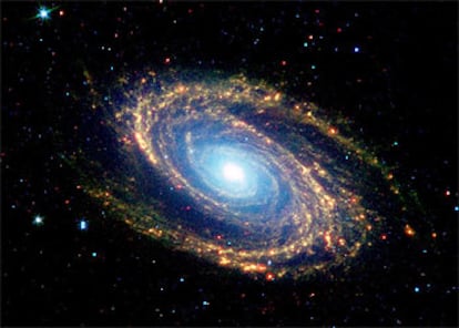 Imagen de la galaxia M81 captada por el telescopio Spitzer.