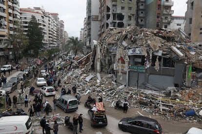 Residentes desplazados de Dahiye, en el sur de Beirut, regresan a sus casas tras el acuerdo de alto al fuego, este miércoles.