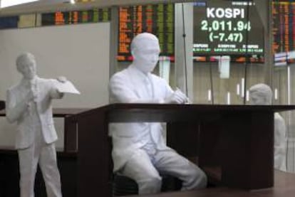 Vista de una de las salas de la Bolsa de Seúl (Corea del Sur) El indicador Kospi del mercado surcoreano abrió con una subida de 2,12 puntos. EFE/Archivo
