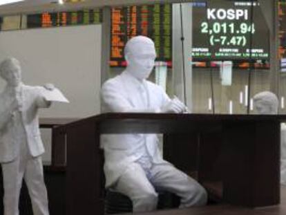 Vista de una de las salas de la Bolsa de Seúl (Corea del Sur) El indicador Kospi del mercado surcoreano abrió con una subida de 2,12 puntos. EFE/Archivo