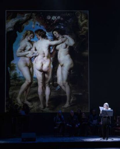 Núria Espert, en primer término, con 'Las tres Gracias' de Rubens al fondo.